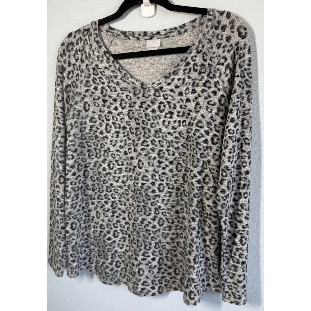 Chicos Zenergy Top Size 1 (8/10) Gray Leopard V-Neck Athleisure Travel Soft